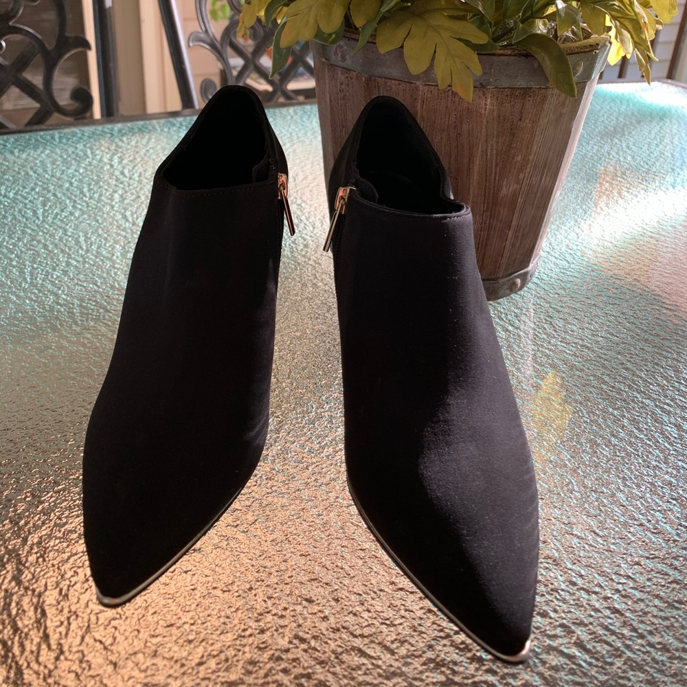 BANDOLINO Black Flamerco Pointed Toe
